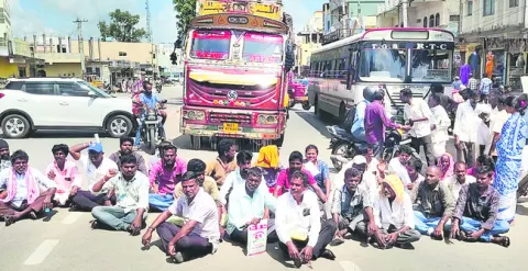 రోడ్డుపై బైఠాయించి నిరసన