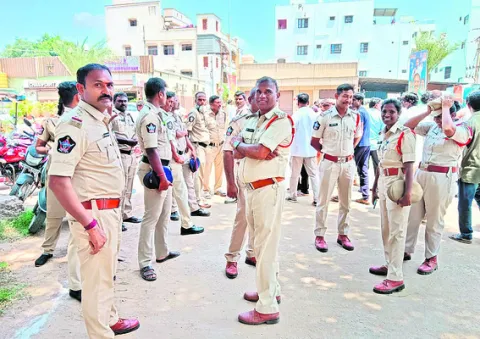 శ్రీకాళహస్తిలో  పోలీసుల ఆంక్షలు 
