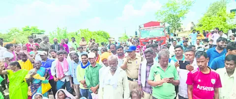 యూరియా కోసం రైతుల రాస్తారోకో