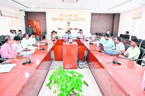 తప్పుడు నివేదికలు ఇస్తే చర్యలు : కలెక్టర్‌ 
