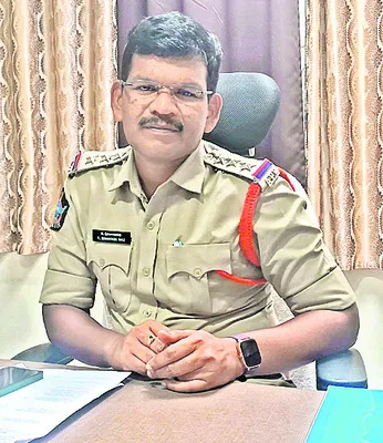 ఇద్దరు మైనర్ల ఫేక్‌ బాంబ్‌ కాల్‌..!