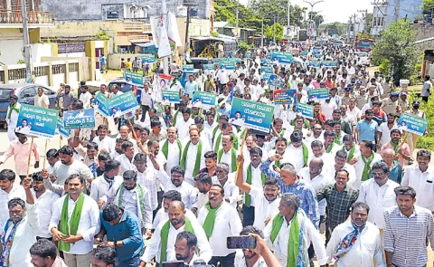 Farmers protest on TDP coalition govt against black marketing of fertilizers