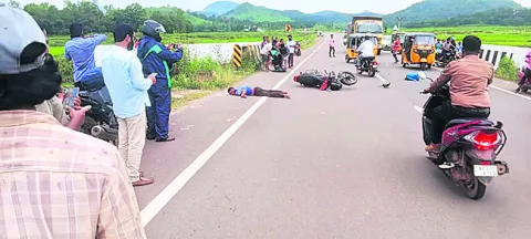 రోడ్డు ప్రమాదంలోఇద్దరికి తీవ్ర గాయాలు
