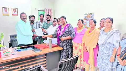 Secretariat employees giving a petition