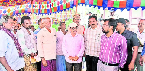 సరిపడా యూరియా ఇవ్వడం లేదు 
