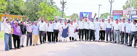 పోలీసులు ప్రతిష్ట దిగజార్చుకుంటున్నారు 