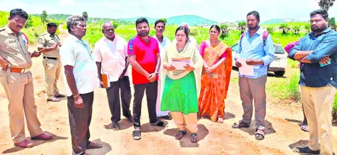 ఇష్టారాజ్యంగా  అక్రమ తవ్వకాలు 
