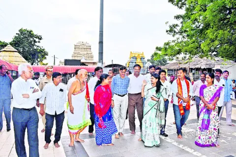 మాడవీధుల నిర్మాణ పనుల పరిశీలన