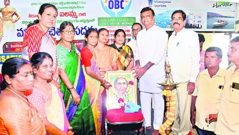 ఐలమ్మ చరిత్ర భావితరాలకు తెలియజేయాలి