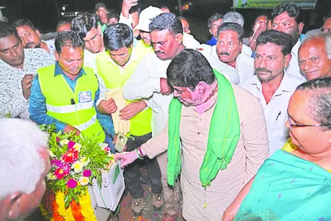 పల్లెలకు వెలుగులు: మంత్రి పొన్నం