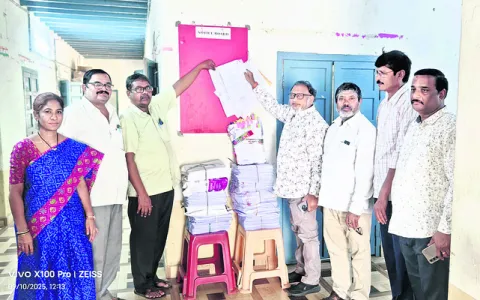  Officials publishing the final voter list in ZP