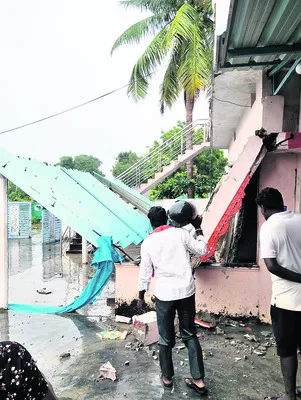 పిడుగుపాటుతో  ముగ్గురు కూలీలకు అస్వస్థత