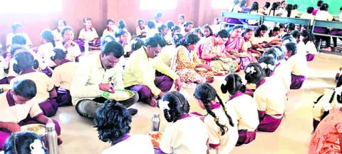విద్యార్థులతో జాగ్రత్తగా వ్యవహరించాలి