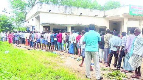 పోలీసుల పహారాలో యూరియా పంపిణీ