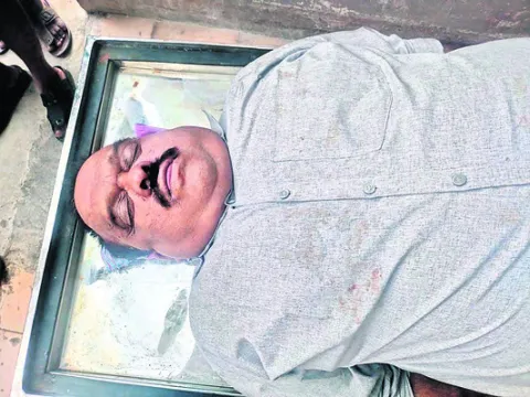రేషన్‌ కోసం వెళ్తూ... కారు ఢీకొని వ్యక్తి మృతి 