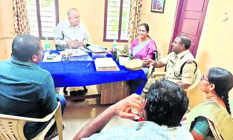 ఇళ్ల నిర్మాణాన్ని వేగవంతం చేయాలి