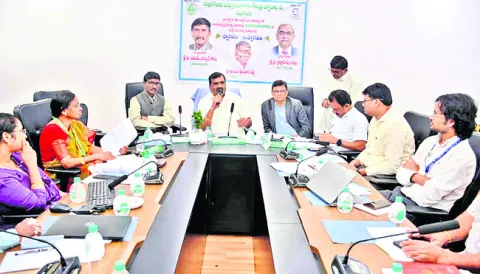 మహిళా సంఘాలకు రుణాలు ఇస్తాం