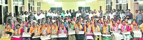 డీఎస్సీలో ఎంపికై న అభ్యర్థులకు సన్మానం 