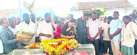 కన్నీళ్లు పెట్టుకున్న హైకోర్టు జడ్జి