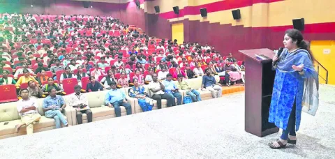 జీవితంలో సవాళ్లను ధైర్యంగా ఎదుర్కోవాలి 