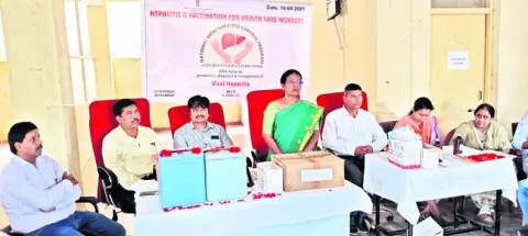 వైద్య సిబ్బందికి హెపటైటిస్‌ టీకాలు 