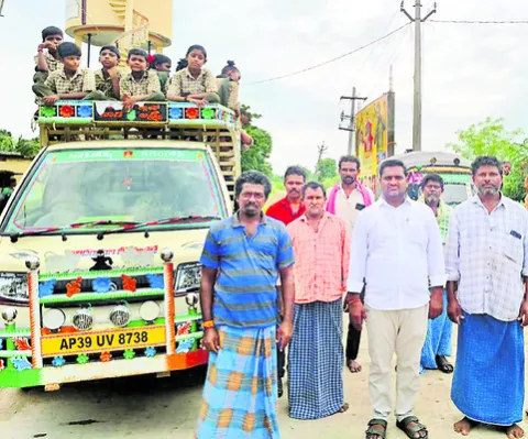 సీఎం సభకు బస్సులు.. విద్యార్థులకు చిక్కులు 