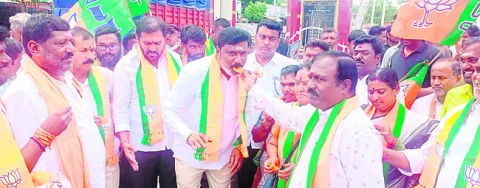 రాధాకృష్ణన్‌ గెలుపుపై సంబురాలు 