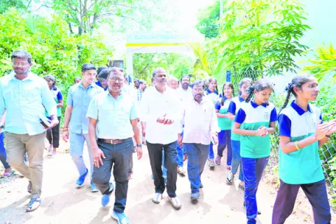 చదువు నేర్పిన    బడి అభివృద్ధికి కృషి 

