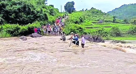 రేషన్‌ పొందేందుకు అవస్థలు
