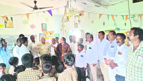 ప్రభుత్వ బడులను విస్మరిస్తున్నారు 