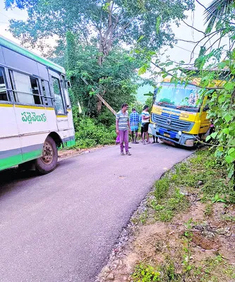 గోతిలో దిగబడిన టిప్పర్‌ 