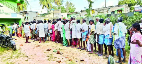 రోజంతా క్యూలో ఉన్నా ఒక్క బస్తానే!