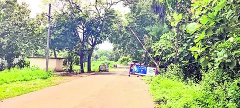 చెక్‌పోస్టు లేక.. 
