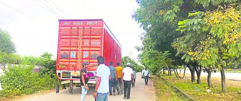 ఆవులను తరలిస్తున్నకంటైనర్‌ పట్టివేత 