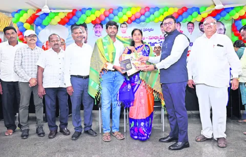 మంచి పౌరులుగా తీర్చిదిద్దడంలో టీచర్లు కీలకం
