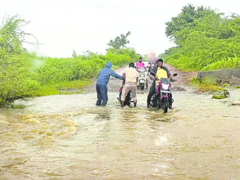 అకౌంటెంట్‌ తప్పిదం.. జీతాలు ఆలస్యం 
