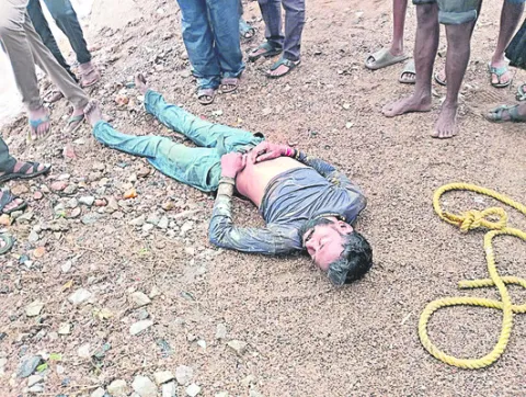 వంతెనపై నుంచి పడి కూలీ మృతి 