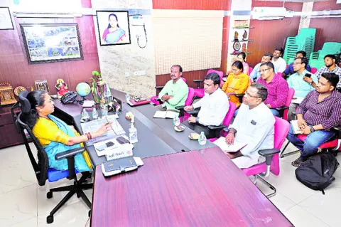 లబ్ధిదారులకు ప్రొసీడింగ్స్‌ ఇవ్వాలి
