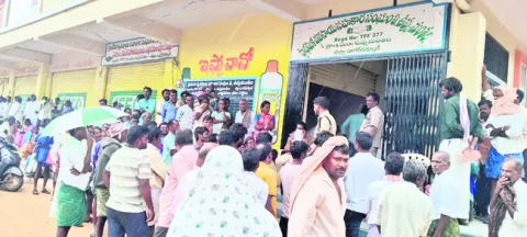 తీరని యూరియా వెతలు 