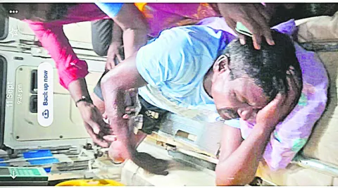 గ్రానైట్‌ లారీ ఢీ– కార్మికుడికి తీవ్ర గాయాలు 
