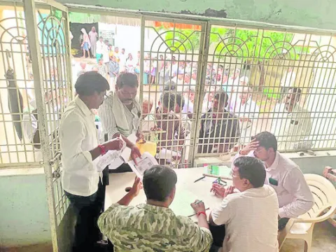 యూరియా కోసం రైతుల అగచాట్లు 