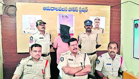 హత్య చేసి.. బంగారం తాకట్టుపెట్టి.. 