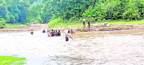 వాగు దాటితేనే రేషన్‌ దక్కేది!
