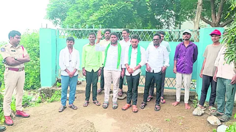 ఎస్వో, సెక్టోరియల్‌ అధికారిని సస్పెండ్‌ చేయాలి