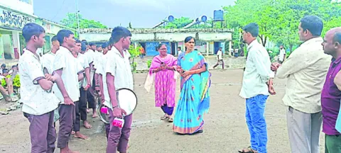 సందర్శించి.. పరిశీలించి
