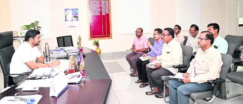 పకడ్బందీగా యూరియా పంపిణీ చేయాలి