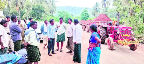 మట్టి ట్రాక్టర్ల అడ్డగింత