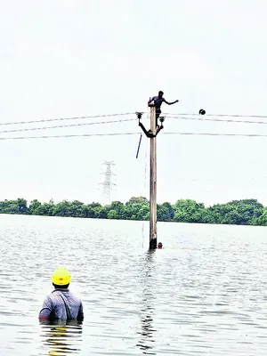 విద్యుత్‌ సిబ్బంది సాహసం