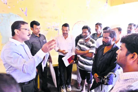 బిల్లులు సకాలంలో చెల్లించాలి 