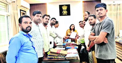 సీసీ రోడ్లు, డ్రెయినేజీలు నిర్మించండి 